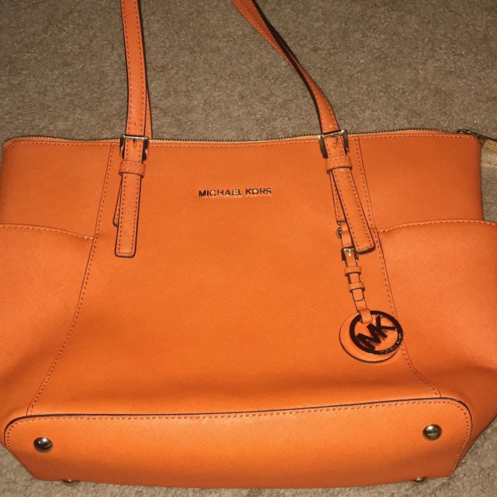 I’m selling a Michael Kors tote purse.